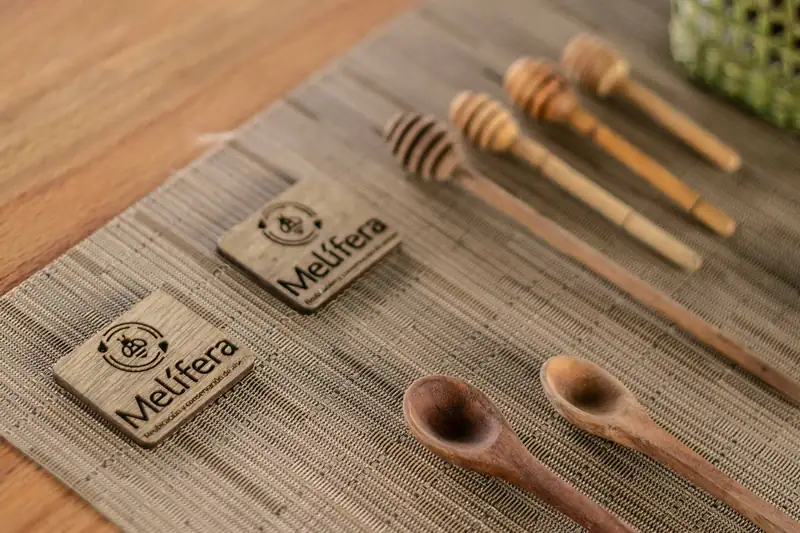 Cucharas y palitos de miel sobre una mesa