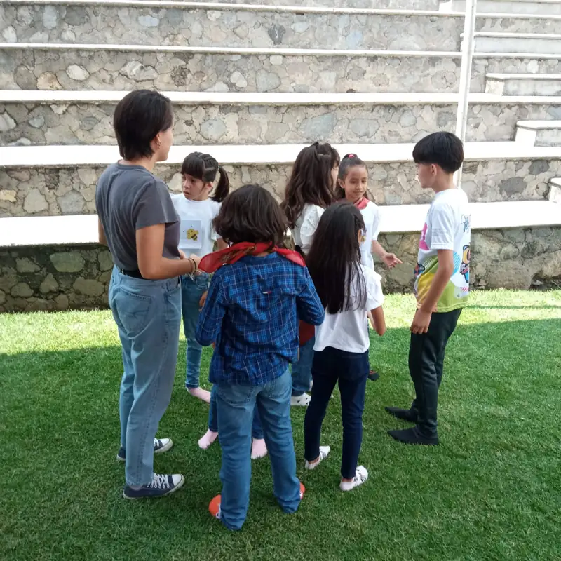 Niños jugando al pecoreo en un jardín
