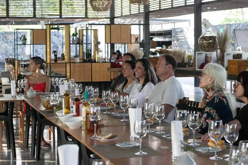 Personas en una mesa larga durante la cata